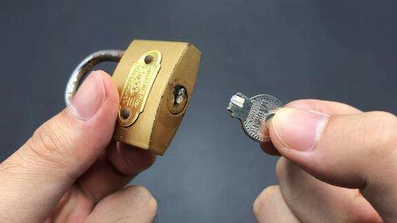 鑰匙斷到鎖里面了